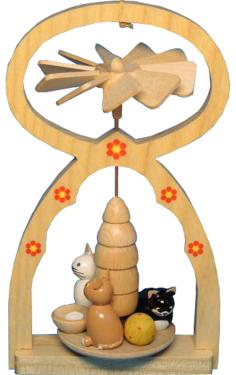 11702 - Richard Glaesser Pyramid - Cats - 5\H x 2.75\W x 2\D
